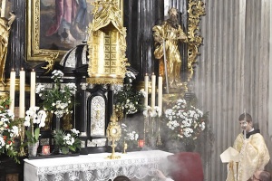 arcybiskup jędraszewski w kościele św. andrzeja
